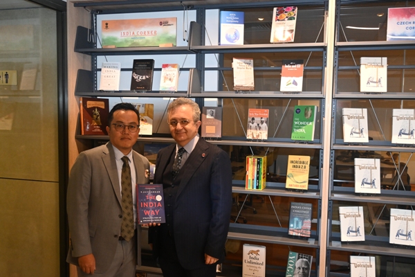Consul General visited  Kent University, Kagithane Campus donated books to the India corner